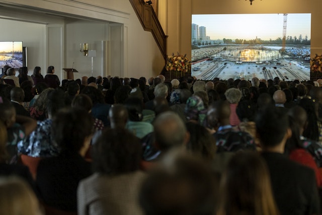 Peserta menonton film pendek tentang pembangunan Kuil 'Abdu'l-Bahá, yang akan segera dirilis di News Service.