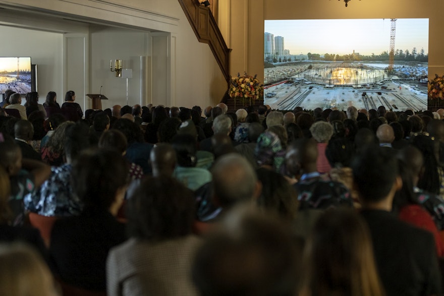 Les participants regardent un court métrage sur la construction du mausolée de ‘Abdu’l-Bahá, qui sera bientôt diffusé sur le News Service.
