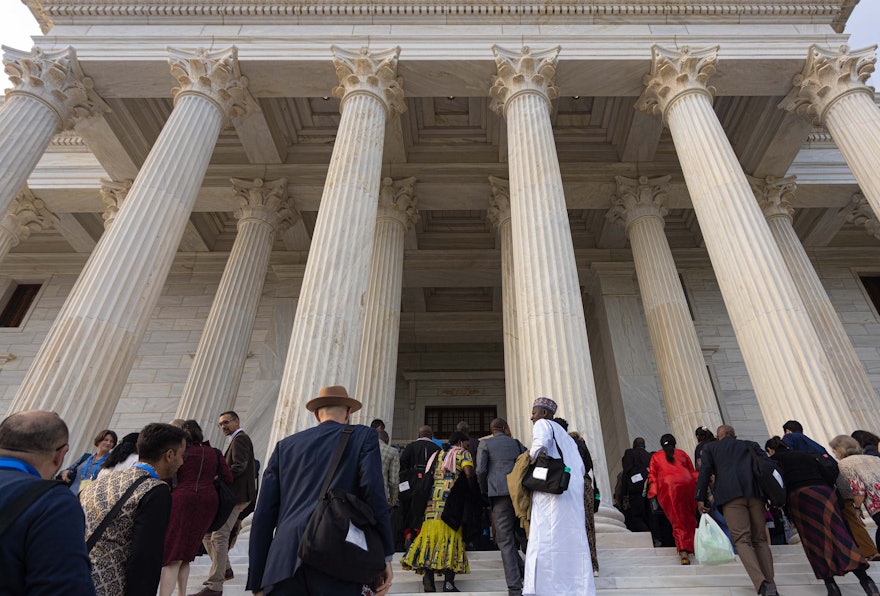 Les participants entrent dans le siège de la Maison universelle de justice après l’ouverture des portes du hall.