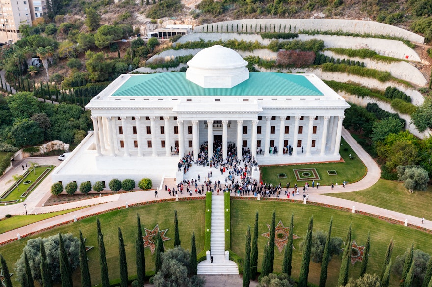 Una vista aérea de los participantes a su llegada a la Sede de la Casa Universal de Justicia