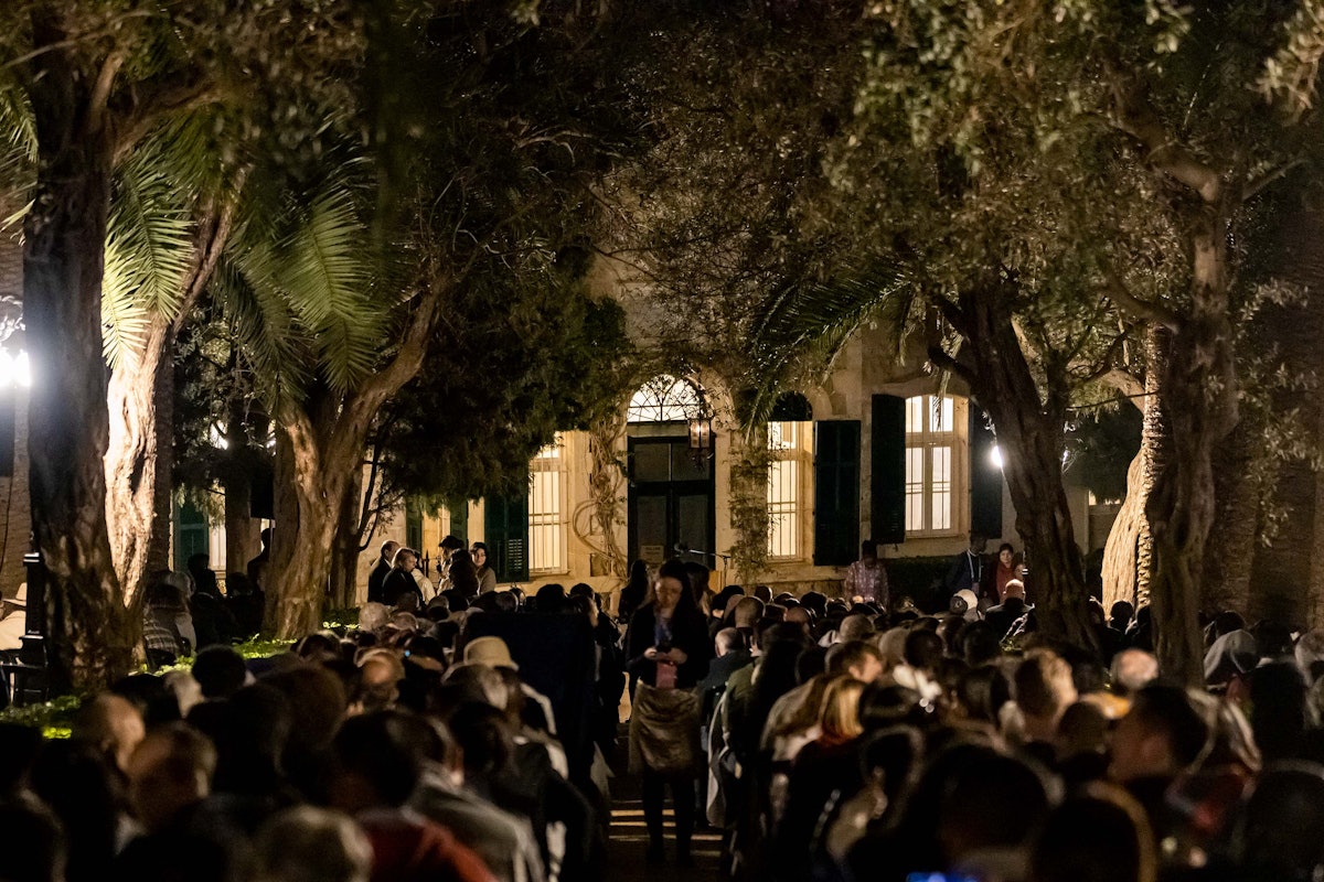 Los asistentes se reunieron en el patio de la Casa de Peregrinos de Haifa momentos antes del inicio del programa.