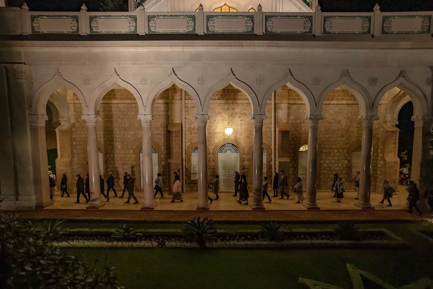 Asistentes circunvalando el Santuario del Báb.