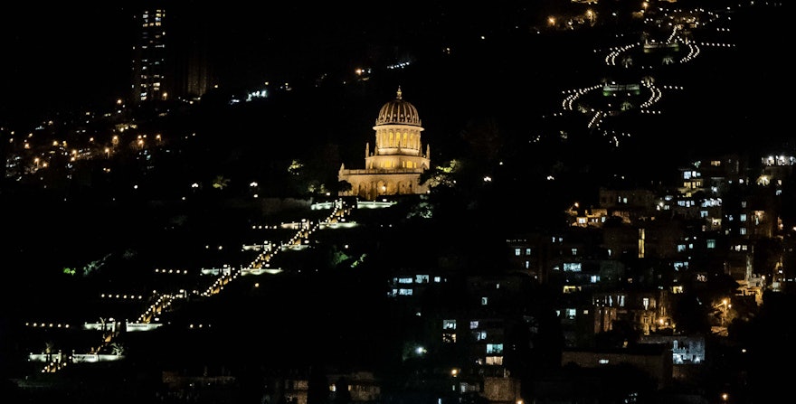 Una vista del Monte Carmelo en Haifa con el Santuario del Báb, donde los restos terrenales de ‘Abdu’l-Bahá fueron sepultados tras Su fallecimiento.