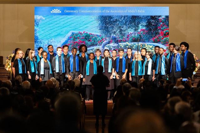 Sebuah paduan suara menyanyikan bagian-bagian dari tulisan-tulisan Bahá'í pada sesi penutupan pertemuan seratus tahun.