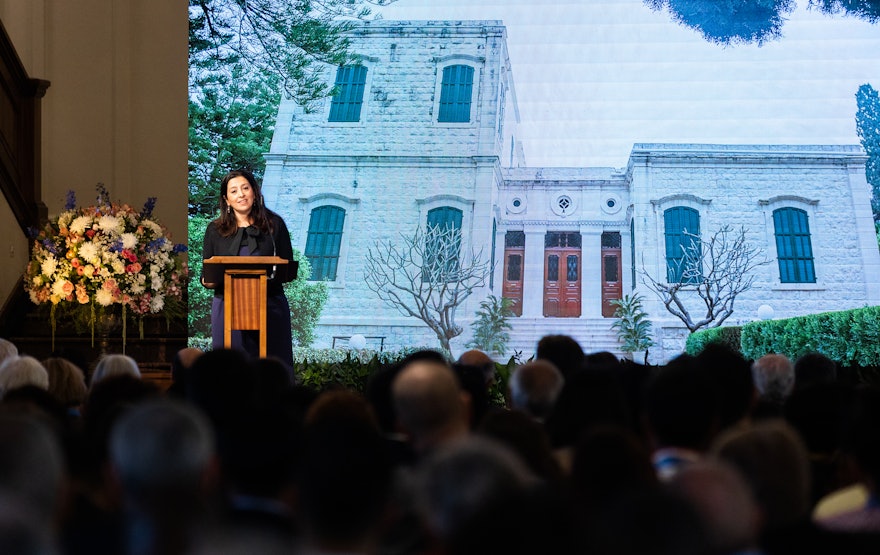 Una miembro del Centro Internacional de Enseñanza, Antonella Demonte, dirigiéndose a los asistentes. La Sra. Demonte disertó sobre el desarrollo de las instituciones bahá’ís después del fallecimiento de ‘Abdu’l-Bahá.