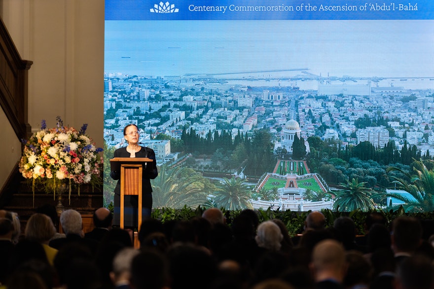 Un membre du Centre international d’enseignement, Holly Woodard, prononçant une allocution devant l’assemblée. Mme Woodard a parlé du développement de la communauté mondiale bahá’íe au cours des dernières décennies.