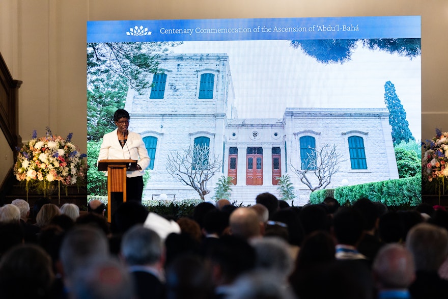 Una miembro del Centro Internacional de Enseñanza, Rachel Ndegwa dirigiéndose a los asistentes en la sesión de clausura. La Sra. Ndegwa compartió sus reflexiones sobre la conmemoración.