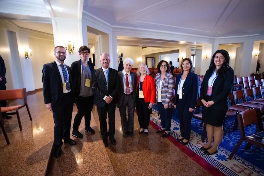 Participantes en el salón de recepciones de la sede de la Casa Universal de Justicia.