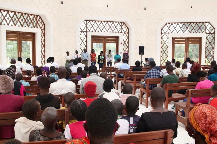 Se leyeron Escritos bahá’ís durante un programa religioso en el interior del templo.