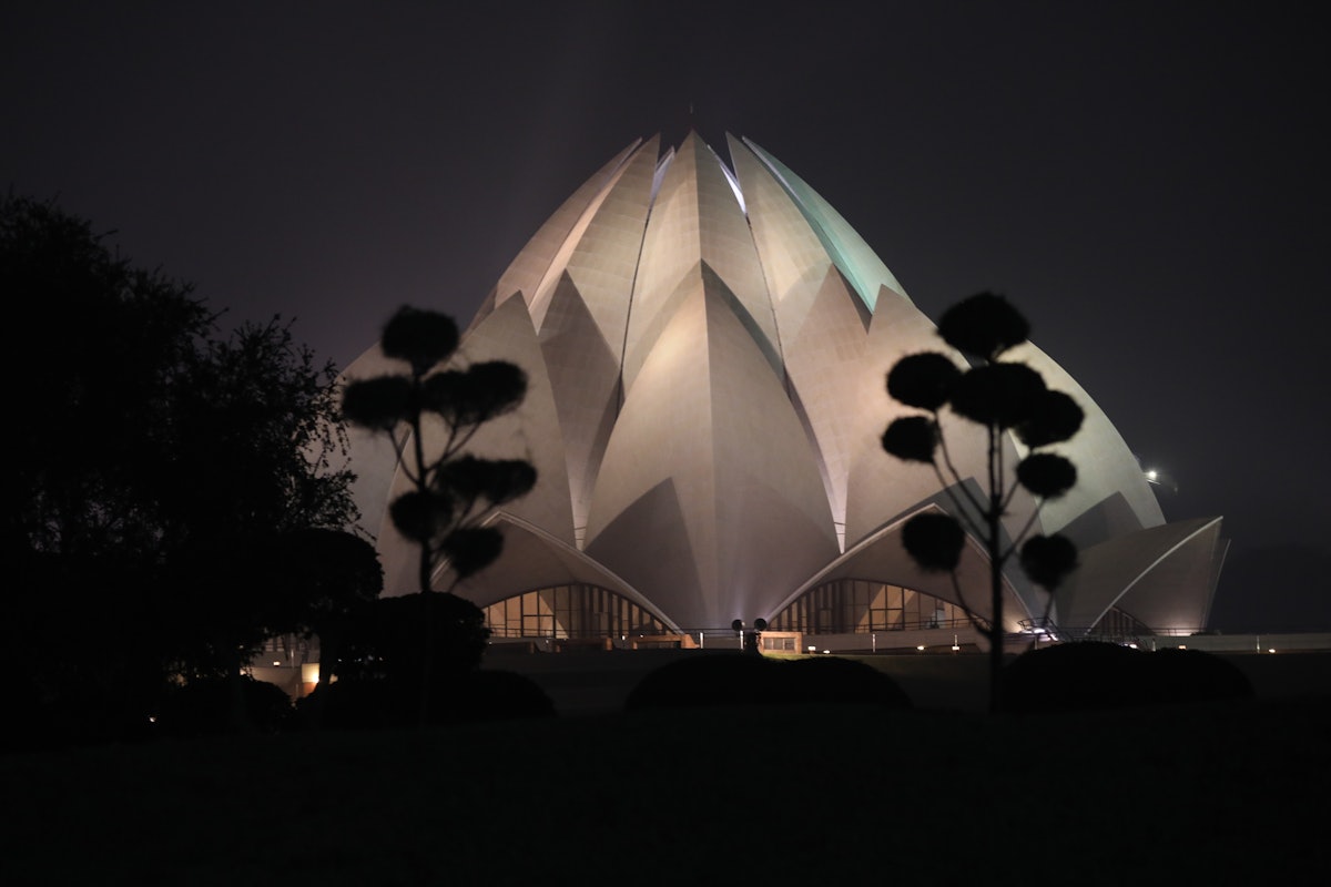 Vue nocturne de la maison d’adoration, connue sous le nom de « temple du lotus » en raison de son architecture inspirée de la fleur de lotus.