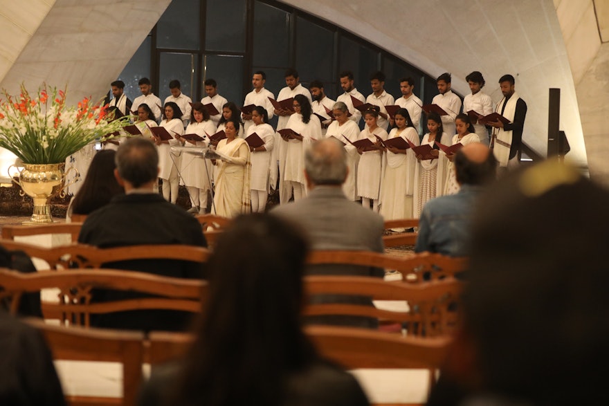 Une chorale se produit dans le cadre du programme officiel de commémoration.