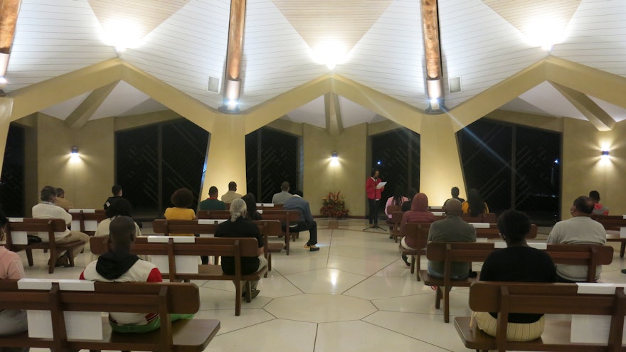 Vista interior del templo durante el programa religioso nocturno.