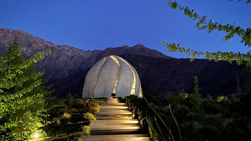 La maison d’adoration de Santiago, au Chili, au pied de la cordillère des Andes.