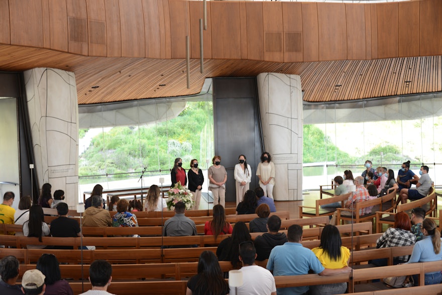 El programa del centenario consistió en oraciones y lecturas de Escritos de la Fe bahá’í.