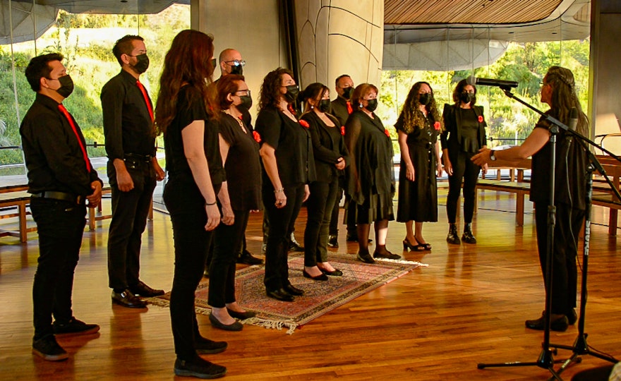 La chorale du temple au Chili chantant des passages du Testament de ‘Abdu’l-Bahá mis en musique, composée à l’occasion du centenaire.