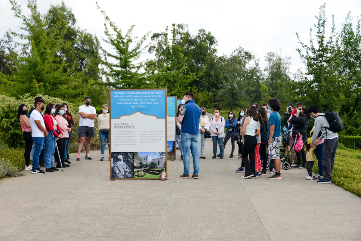 Visiteurs lors d’une visite guidée du site du temple, qui comprend une exposition sur la vie de ‘Abdu’l-Bahá.