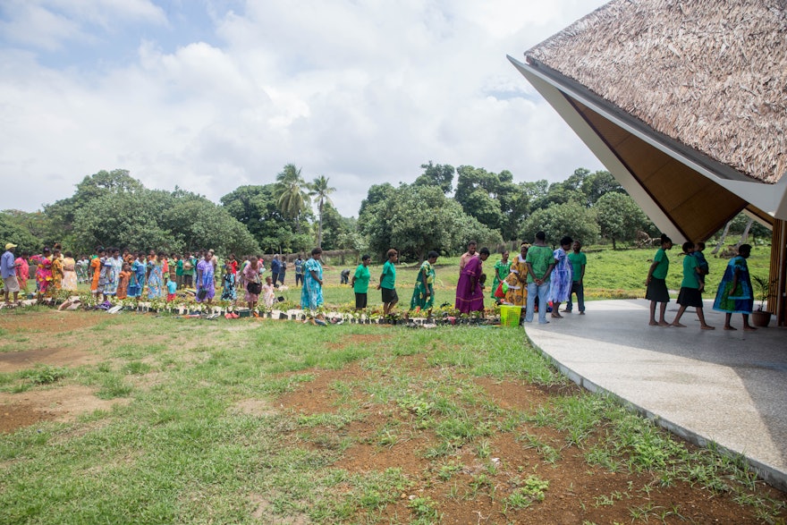 Participants arrivant pour un programme organisé au temple le matin suivant la commémoration.