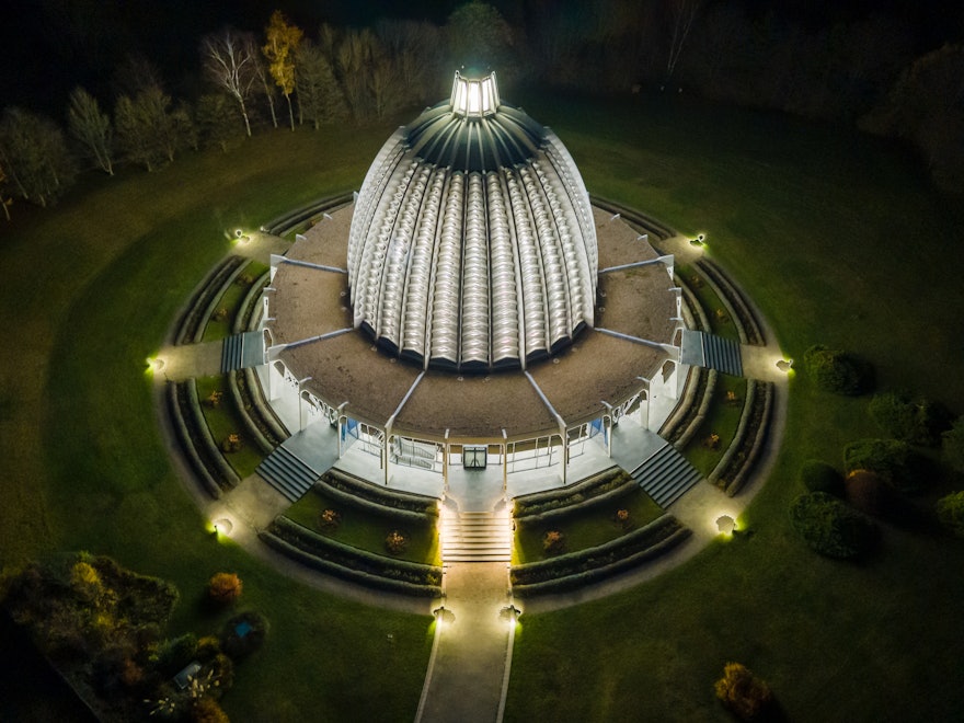 Una vista aérea de la Casa de la Adoración de Fráncfort por la noche.