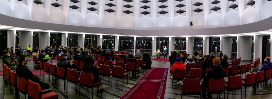 El programa oficial del centenario se celebró en el interior de la Casa de la Adoración.