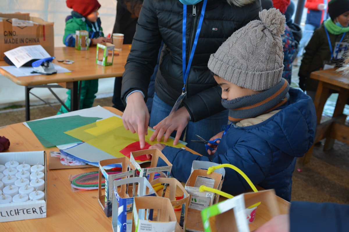 Le programme spécial pour les enfants comprenait des activités artistiques, comme la fabrication de lanternes.
