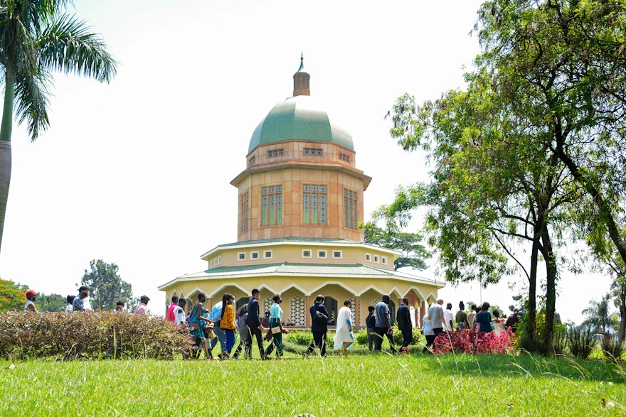 ساکنان کامپالا برای برنامهٔ بزرگداشت به معبد وارد می‌شوند.