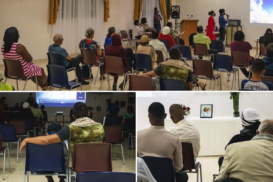 Asistentes a una presentación sobre ‘Abdu’l-Bahá en un edificio auxiliar del templo.