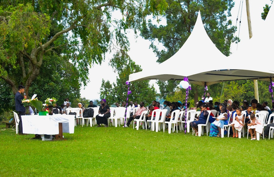 Après le programme de dévotion, un rassemblement a eu lieu sur le terrain du temple où les jeunes ont partagé des histoires sur la vie de ‘Abdu’l-Bahá.