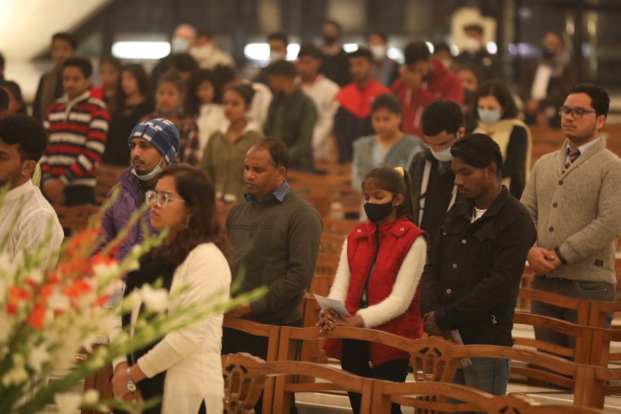 Le programme du centenaire à la maison d’adoration de New Delhi comprenait des dévotions et des lectures de passages des écrits bahá’ís.