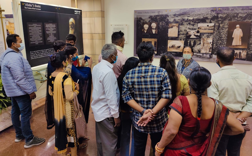 شرکت‌کنندگان در تور بازدید از معبد بهائی همراه با یک راهنما. این برنامه شامل بازدید از نمایشگاهی دربارهٔ حضرت عبدالبهاء نیز بود.