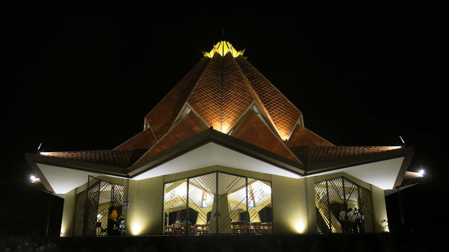 Vue nocturne de la maison d’adoration bahá’íe locale du Norte del Cauca, en Colombie.