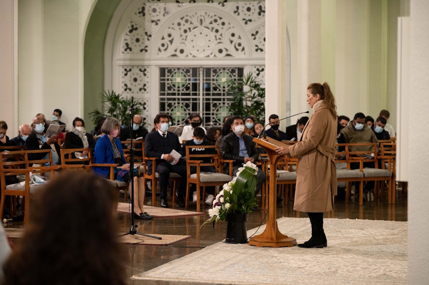 Durante el programa de conmemoración se leyeron oraciones y pasajes de los Escritos bahá’ís.