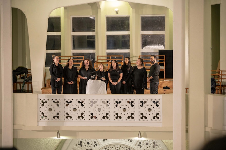 La chorale du temple pendant le programme du centenaire.