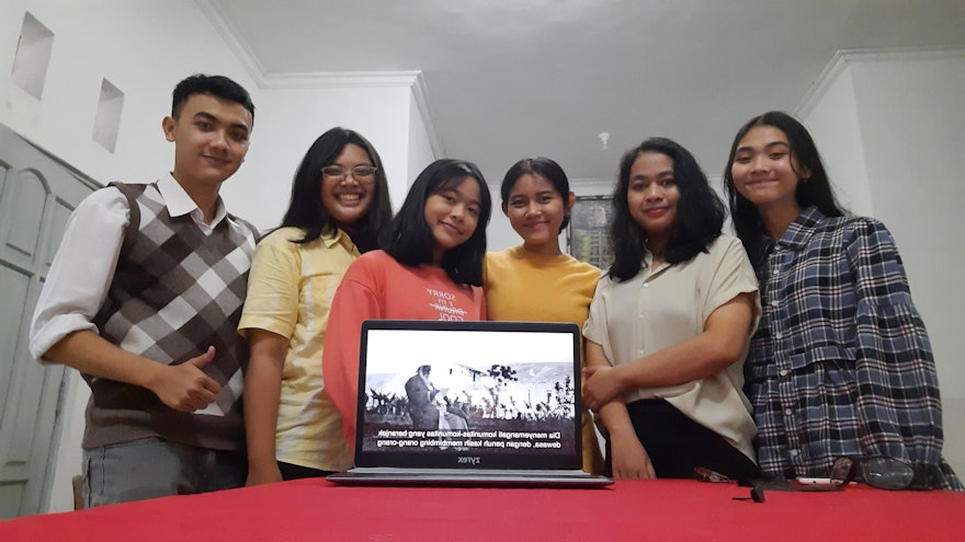 کودکان و جوانان در اندونزی فیلم «سرمشق عالمیان» را تماشا می‌کنند.