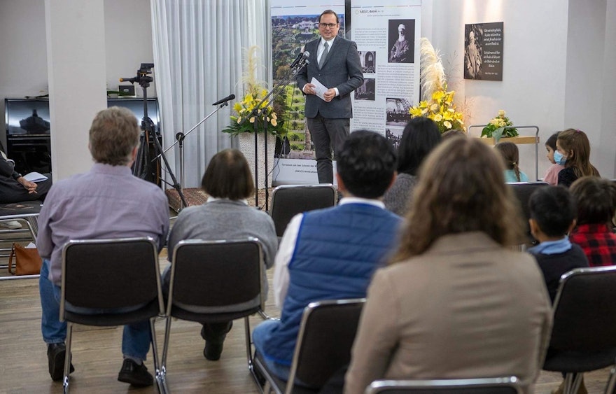 شهردار اسن در آلمان در حال سخنرانی در یکی از جلسات صدمین سالگرد درگذشت حضرت عبدالبهاء در این شهر.