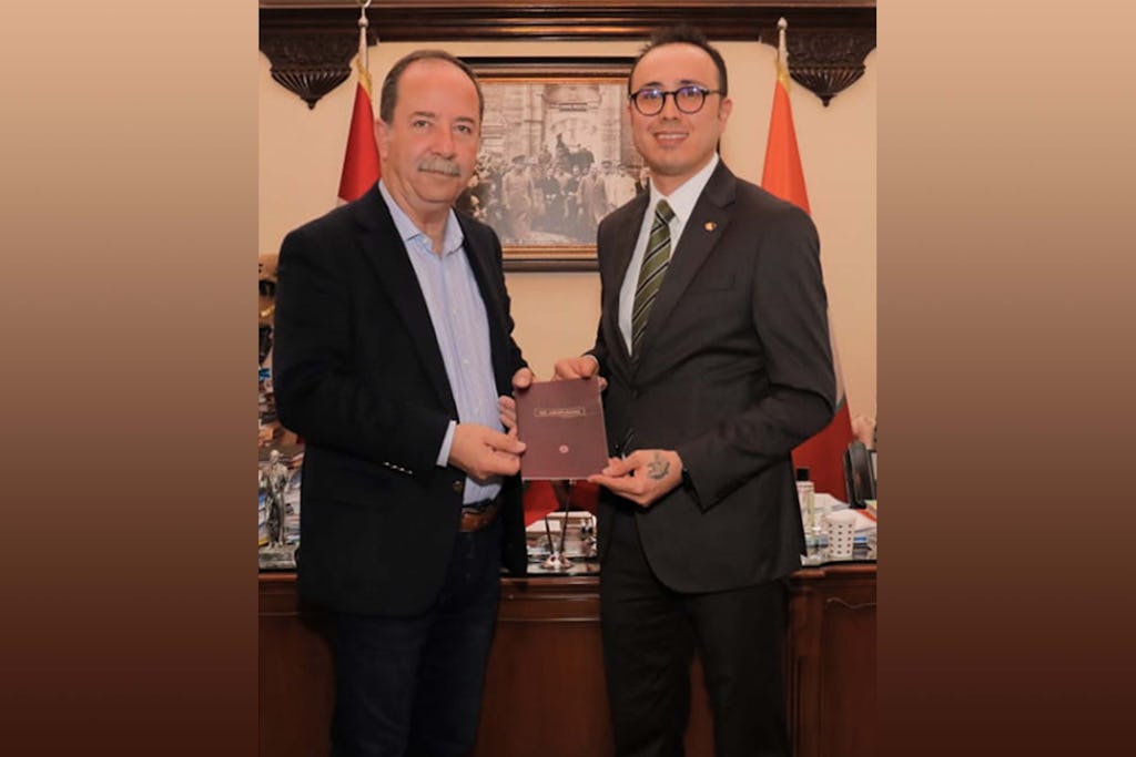 Mayor of Edirne Recep Gürkan (left) with a representative of the Turkish Bahá’í community, Şemsettin Öztürk (right).