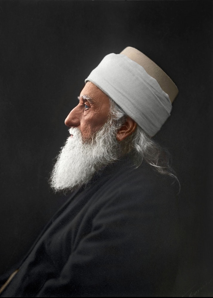 Retrato coloreado de 'Abdu'l-Bahá, añadido recientemente, tomado en París (Francia) en octubre de 1911