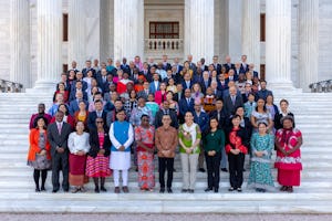 Члены Континентальных Коллегий Советников на ступенях резиденции Всемирного Дома Справедливости