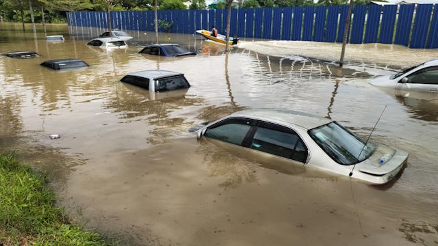 Hujan deras menyebabkan banjir parah di berbagai wilayah Malaysia bulan lalu.
