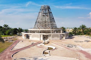 Les travaux du temple bahá’í de la République démocratique du Congo ont atteint une nouvelle étape : la superstructure en acier du dôme de 26 mètres est presque terminée.