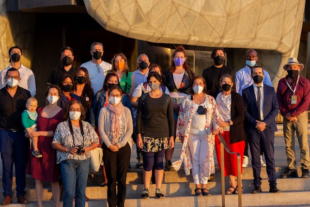 Tras el diálogo, los participantes asistieron a un programa religioso celebrado en el interior del templo.