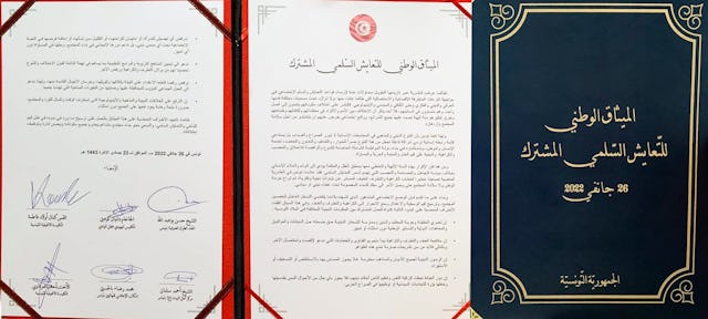 تصویری از «پیمان ملی برای همزیستی» که توسط نمایندگان جوامع دینی تونس از جمله محمد رضا بالحسین از اعضای دفتر امور خارجی بهائیان این کشور امضا شد.