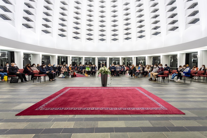 یک گردهمایی در نزدیکی فرانکفورت، در آلمان، با حضور نمایندگانی از بسیاری از کشورهای همسایه، در فضای روح‌بخش معبد بهائی در اروپا برگزار شد.