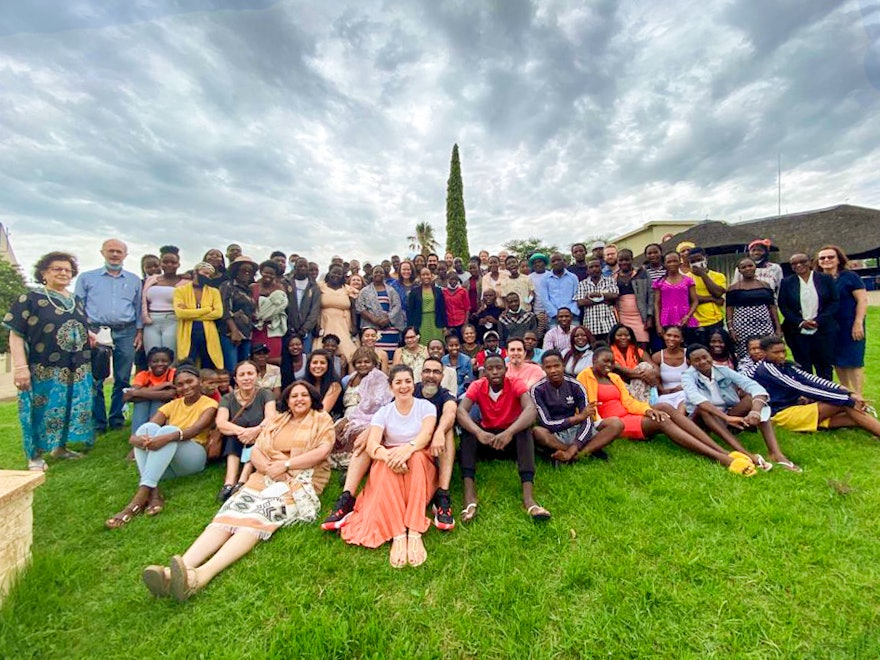 گروهی از شرکت‌کنندگان در یک گردهمایی اخیر در نامیبیا.