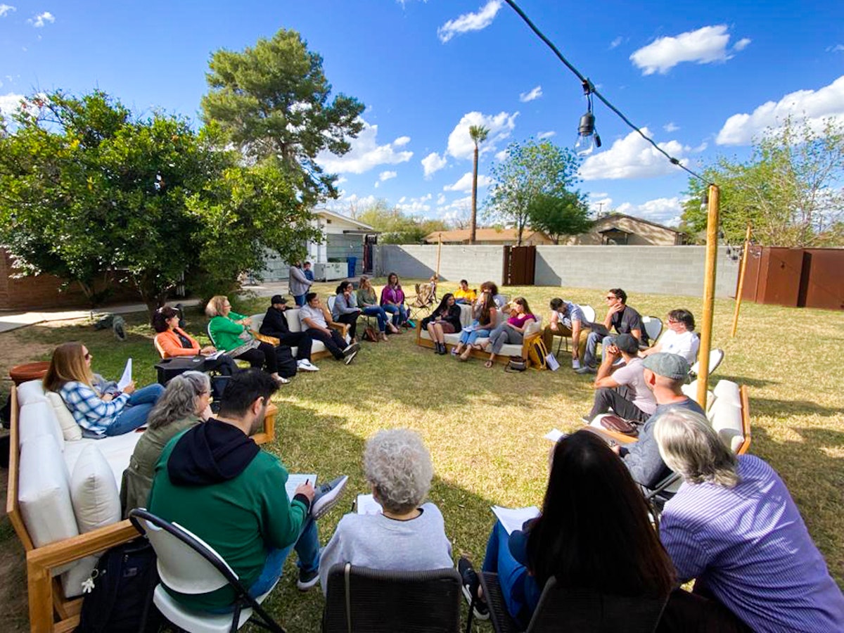 En la fotografía, una reunión de los miembros de las agencias bahá’ís locales en la región de East Valley en Arizona, Estados Unidos.