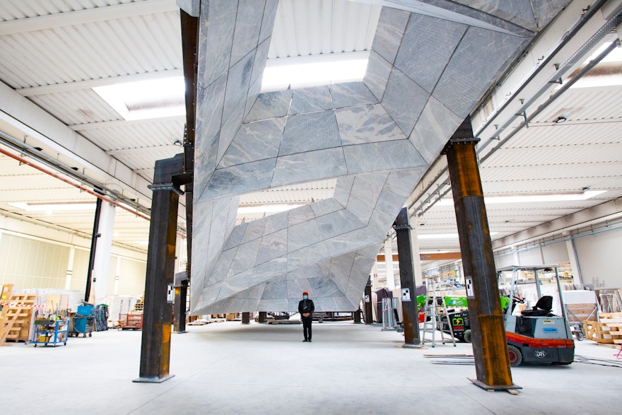 A full-scale model of a section of the trellis was prepared at Margraf’s factory in Chiampo, Italy, to assist with developing possible approaches for use in the complex process of mounting the stone on the lower side of the trellis. The marble seen here is for demonstration and is not the final material.