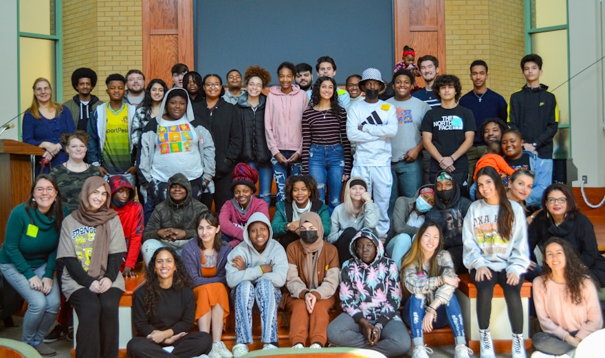 Aux États-Unis, une conférence de jeunes s’est tenue à Nashville, dans le Tennessee, qui comprenait des discussions et des activités artistiques axées sur la création de communautés dynamiques dédiées à la promotion de la paix.