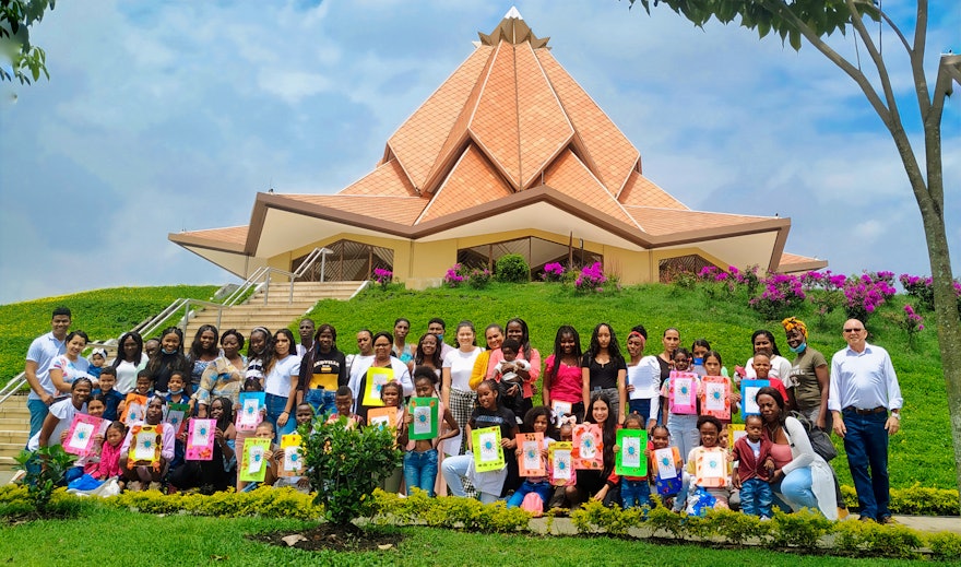 Groupe de participants à une conférence tenue à la maison d’adoration bahá’íe à Norte del Cauca, en Colombie. Lors de ce rassemblement, un participant a déclaré : « Nous pouvons avoir un avenir meilleur en répondant aux besoins actuels de notre société, mais sans oublier le passé et ce que nous avons appris. C’est ainsi que les gens peuvent être motivés à donner le meilleur d’eux-mêmes et à comprendre que nous pouvons tous faire quelque chose, indépendamment de nos origines, de notre groupe ethnique et que nous soyons des hommes ou des femmes. Que nous pouvons collectivement relever les défis de notre société en nous efforçant d’avancer ensemble jour après jour. »