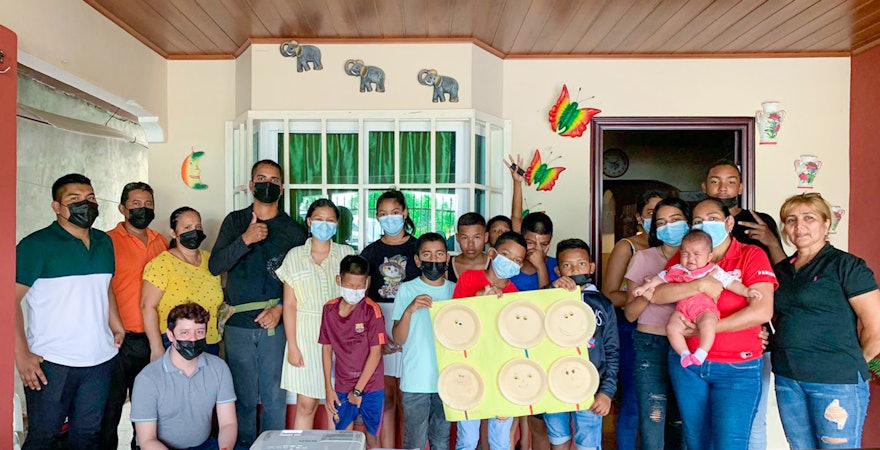 Participants à un évènement récent à Caminos de Omar, au Panama. Le film « Regards sur cent ans de progrès » a été projeté lors du rassemblement, donnant aux participants l’occasion de découvrir cent ans d’efforts et d’apprentissage depuis le décès de ‘Abdu’l-Bahá en 1921, réalisés par une communauté bahá’íe en plein essor. Le film décrit le parcours qui a conduit aux efforts actuels de la communauté bahá’íe mondiale pour contribuer à l’émergence d’un monde organisé autour du principe de l’unité de l’humanité.