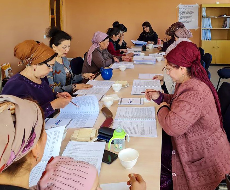 در این عکس مادران و مادربزرگ‌ها در خجند در تاجیکستان، در یک گردهمایی برای تسهیلگران یک کنفرانس محلی که قرار است در ماه مه برگزار شود مشاهده می‌شوند.