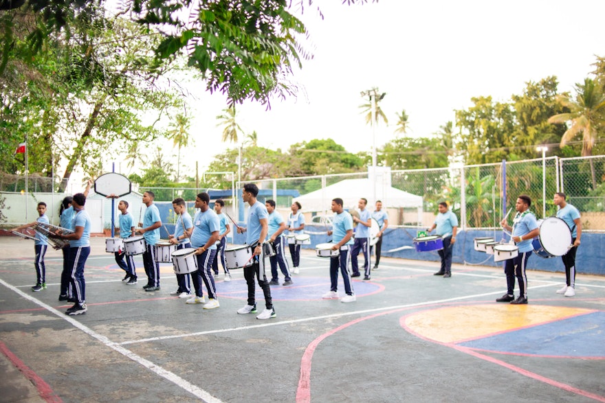 En République dominicaine, un groupe de tambours se produit lors d’une conférence locale.